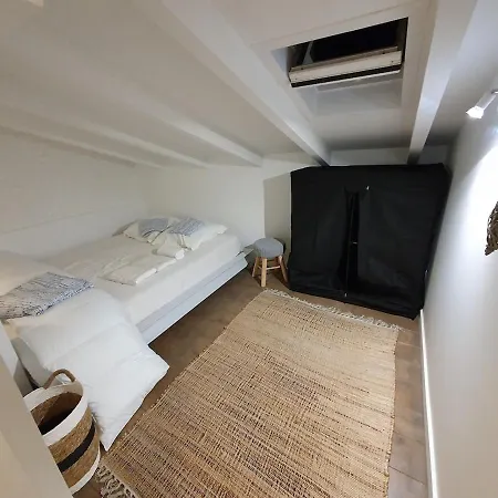 Дом отдыха La 34 Tiny House With Sunny Terrace