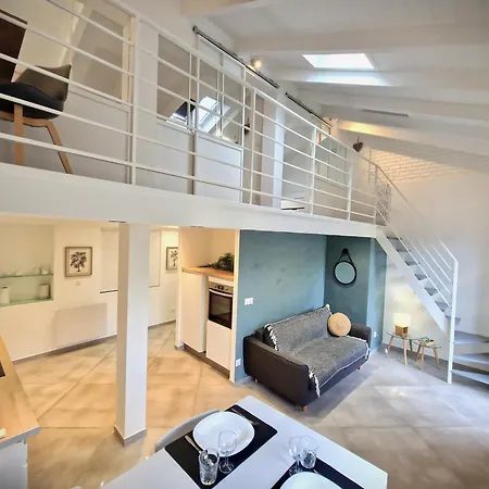 La 34 Tiny House With Sunny Terrace Дом отдыха *